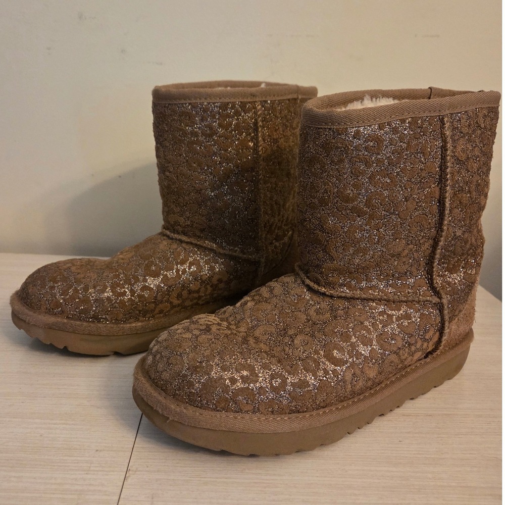 UGG Kids Classic Short Leopard Metallic Glitter Boots Chestnut 1112388K Size 4